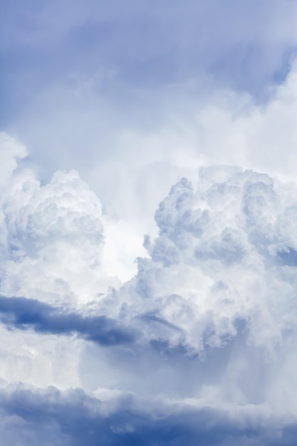 Chmury cumulus na niebie