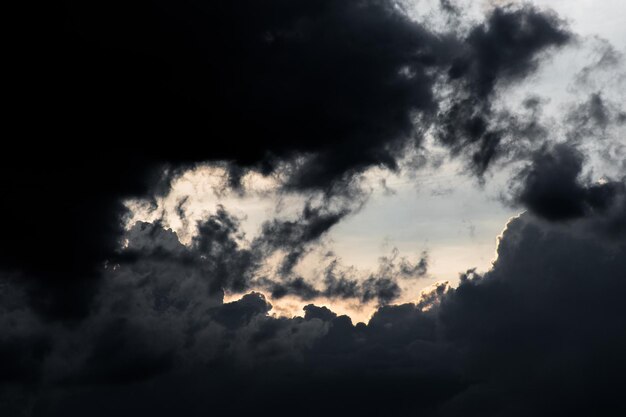 Zdjęcie chmury cumulus oświetlone przez światło zachodu słońca