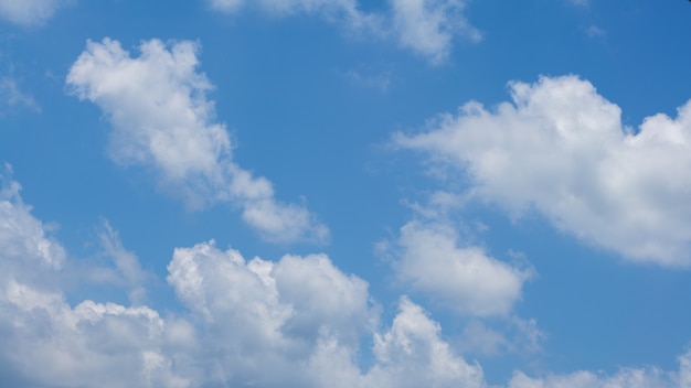 Chmury Cumulus z błękitnym niebem w słoneczny dzień Piękna chmura jako panorama tła przyrody