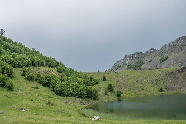 Chmury deszczowe zbliżają się do górskiego jeziora.