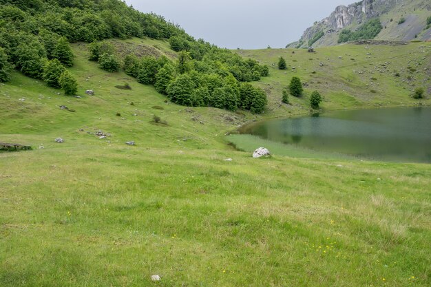 Chmury deszczowe zbliżają się do górskiego jeziora.