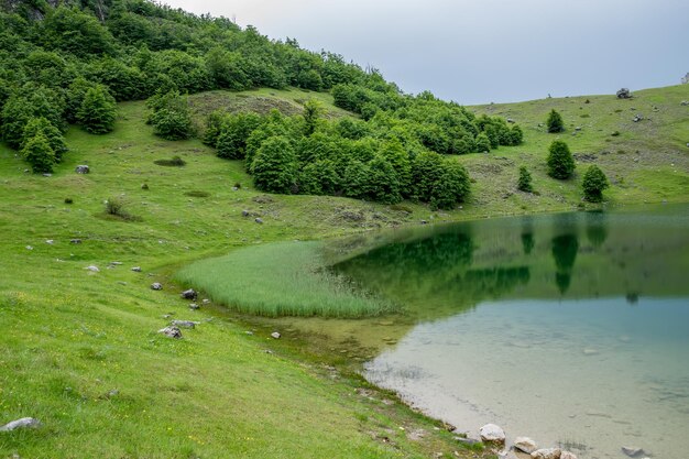 Chmury deszczowe zbliżają się do górskiego jeziora