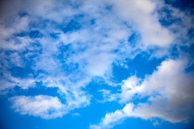 Chmury i błękitne niebo