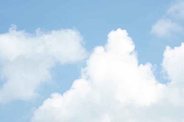 Zdjęcie chmury i niebo z zamazanym deseniowym tłem