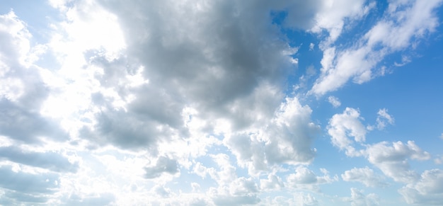 chmury i nieboBłękitne niebo z chmurami letni skynature tle