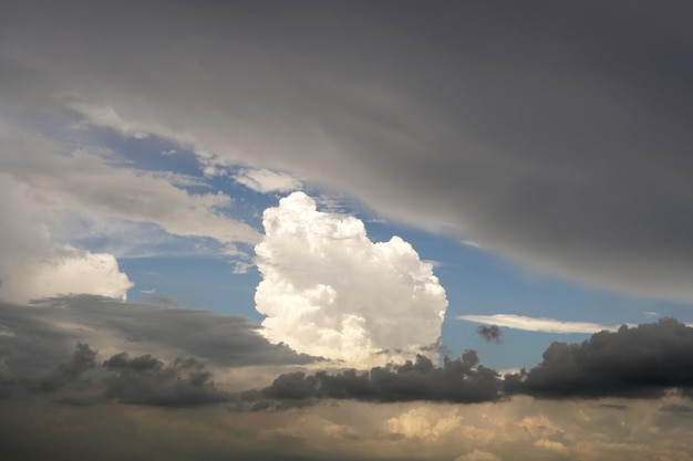 Zdjęcie chmury nimbus na tle błękitnego nieba