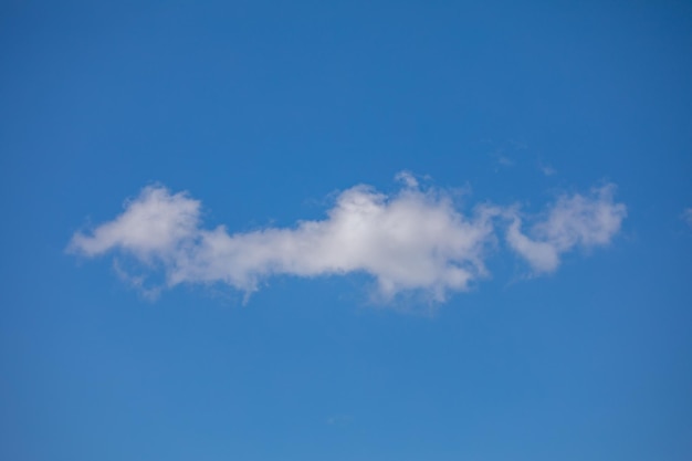Chmury o egzotycznym wydłużonym kształcie na tle błękitnego nieba