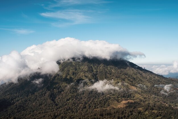 Chmury pokryte szczytem wulkanu rano w Kawah Ijen, Indonezja