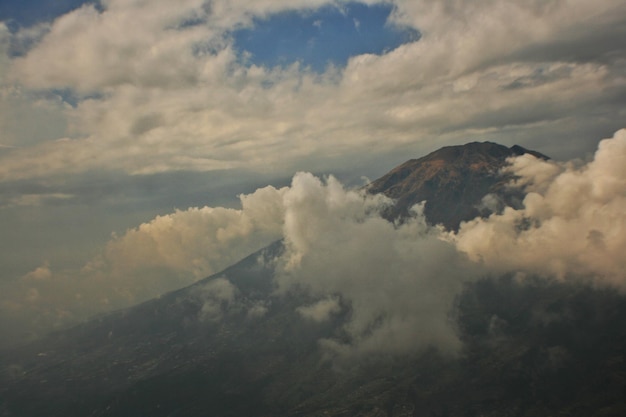 Chmury pokrywające górę Merbabu