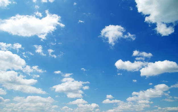 Chmury w błękitne niebo