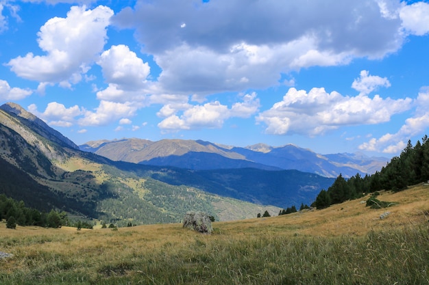 Chmury w „Pla de la Font”, parku narodowym Aigón Estortes i Estany de Sant Maurici.