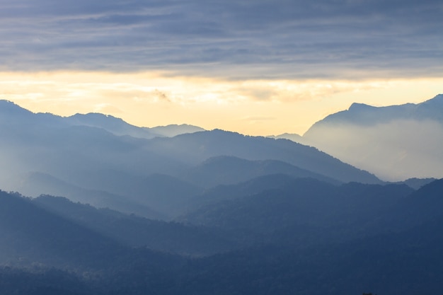 chmury z silhouetted mountians