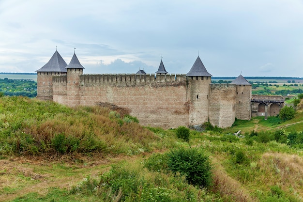 Chocimińska twierdza z X XVIII w. z zespołem fortyfikacji, Jeden z siedmiu cudów Ukrainy położony na prawym brzegu rzeki. Dniestr w Chocimiu.