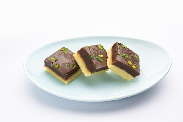 Choco Vanilla Pateesa lub czekoladowe mawa barfi lub lub dwuwarstwowe burfi indyjskie słodkie lub deserowe