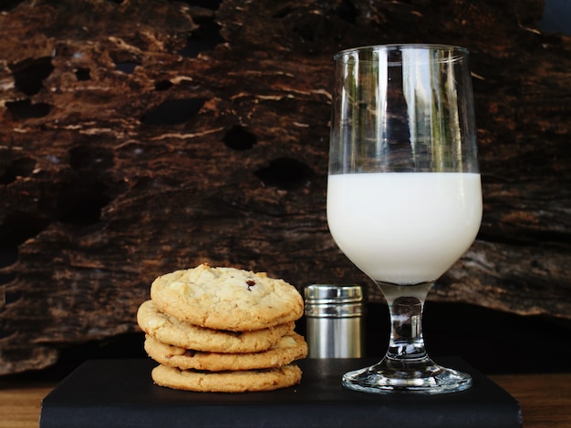 Chocolate Chip Cookies i mleko na przekąskę.