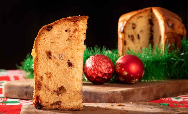 Chocotone, panettone z kawałkami czekolady, zdjęcie jak produkt jest w rzeczywistości selektywnym skupieniem.