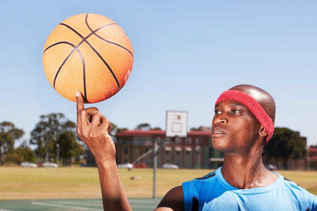 Chodzi O Równowagę Młody Sportowiec Balansujący W Koszykówkę
