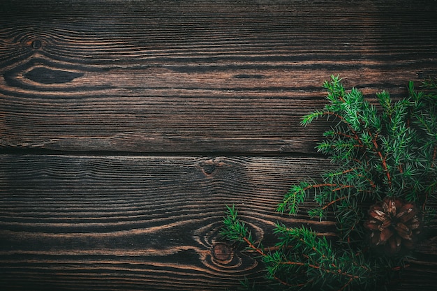 Choinka gałąź szyszka na drewnianym tle