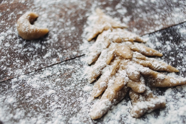 Choinka i księżyc do pieczenia rustykalne tło