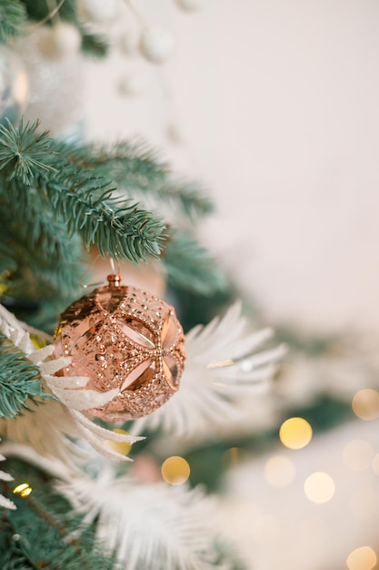 Choinka jest udekorowana na Boże Narodzenie Pięknie udekorowany dom srebrną bielą i choinką i prezentami Magiczny czas Nowy Rok