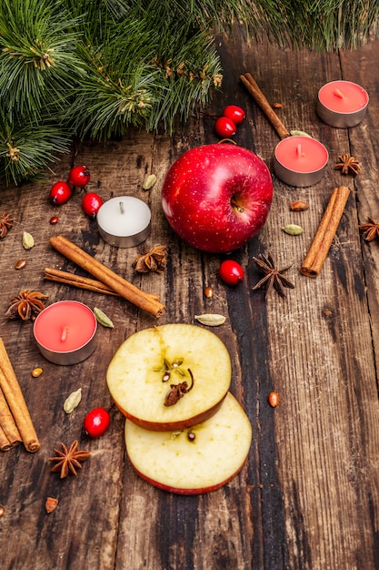 Choinka Spirit, świeże jabłko, cynamon, świece, kardamon, anyż. Dekoracje przyrodnicze, zabytkowe drewniane deski