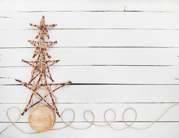 Zdjęcie choinka wykonana z drewnianych gwiazdek i liny jutowej ekologiczna koncepcja wystroju zero waste