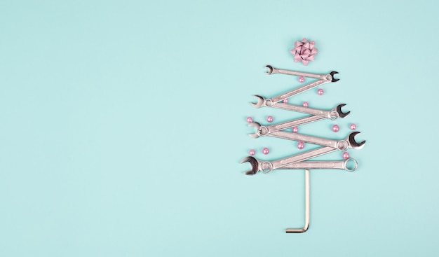 Choinka wykonana z kluczy, bombek i gwiazdy, kartka z życzeniami noworocznymi z narzędziami do naprawy
