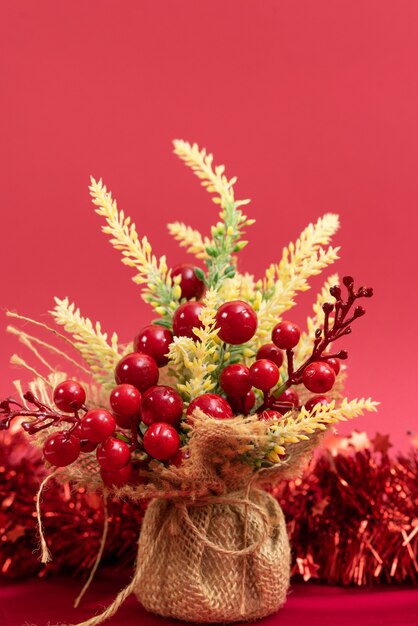Choinka wykonana ze złotych i czerwonych gałązek na czerwonym tle. kreatywne wakacje i uroczystości