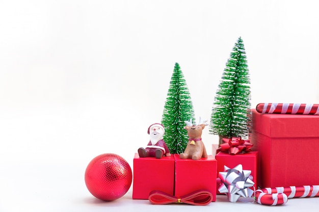 Zdjęcie choinka z dekoracją świąteczną z czerwonym pudełkiem do pakowania paczek.