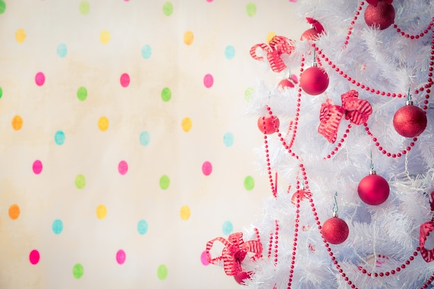 Zdjęcie choinka z dekoracjami. koncepcja świątecznych wakacji