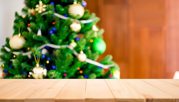 Choinka z górnym drewnianym stołem i rozmytym tłem przed Bożym Narodzeniem