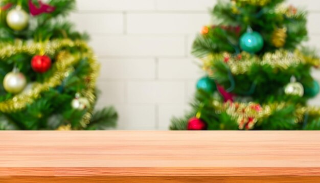 Choinka z górnym drewnianym stołem i rozmytym tłem przed Bożym Narodzeniem