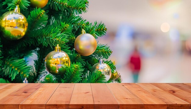 Choinka z górnym drewnianym stołem i rozmytym tłem przed Bożym Narodzeniem