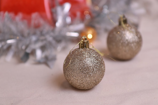 Choinka zabawka samotna świąteczna piłka na linie na stole rozmazana powierzchnia