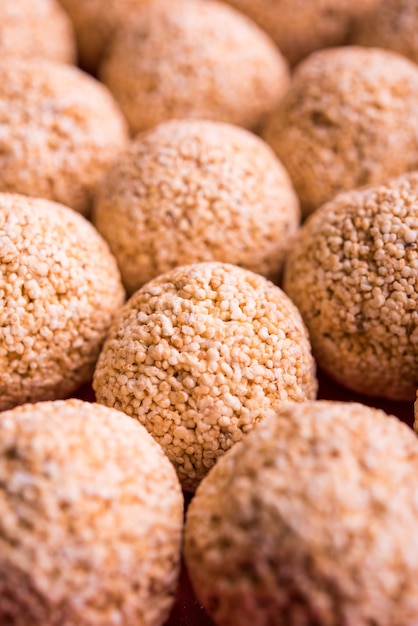 Cholai ke laddo lub Rajgira laddu lub Amaranth ladoo w misce i talerzu