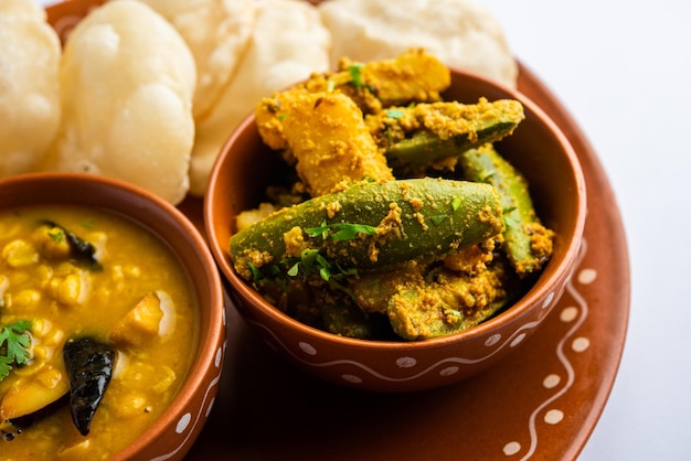 Cholar dal i patol aloo sabzi podawane ze smażonym jedzeniem Luchi lub poori bengali