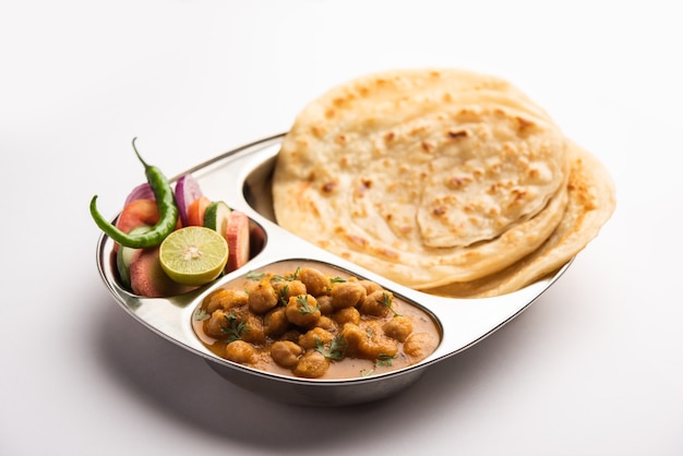 Chole lub Chana Masala z Paratha, pikantne curry z ciecierzycy podawane z laccha parantha. Popularne danie północnoindyjskie