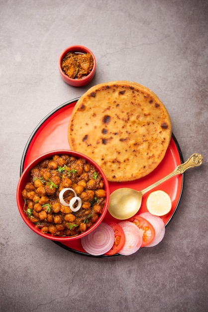 Chole z Aloo Paratha popularny przepis na północnoindyjskie jedzenie podawane na gorąco z piklami z mango