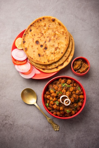 Chole z Aloo Paratha popularny przepis na północnoindyjskie jedzenie podawane na gorąco z piklami z mango