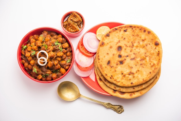 Chole z Aloo Paratha popularny przepis na północnoindyjskie jedzenie podawane na gorąco z piklami z mango