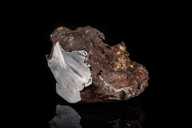 Chondryt Meteoryt typu L izolowany kawałek skały uformowany w przestrzeni kosmicznej we wczesnych stadiach Układu Słonecznego jako asteroidy Ten meteoryt pochodzi z upadku meteorytu uderzającego w Ziemię