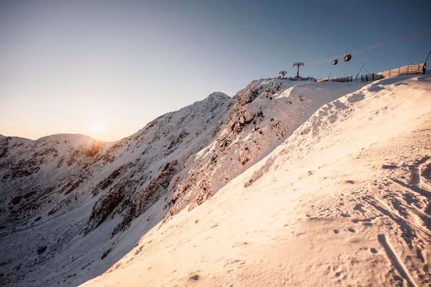 Chopok w Parku Narodowym Tatr Niskich ze schroniskiem górskim i stacją kolejki linowej ośrodka narciarskiego Jasna w zimie Liptov region Demenovska dolina