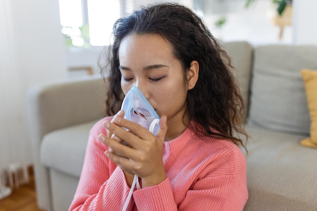 Chora Azjatka Robiąca Lekarstwa Wziewne Jest Najlepszym Lekarstwem Chora Kobieta Nosząca Maskę Tlenową I Przechodząca Leczenie Z Powodu Covid19 Kobieta Z Inhalatorem