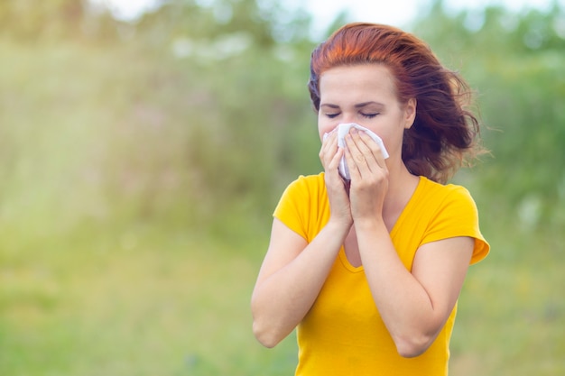 Chora Kobieta Z Katarem Na Zewnątrz. Kobieta Wydmuchuje Nos Podczas Epidemii Grypy I Przeziębienia.