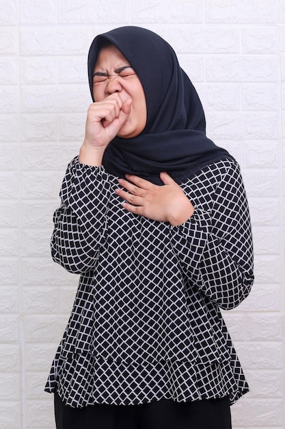 Chora Młoda Azjatycka Muzułmanka W Hidżabie źle Się Czuje I Kaszle Jako Objaw Przeziębienia Lub Zapalenia Oskrzeli