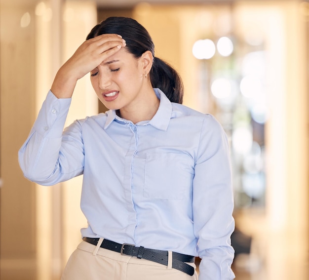 Chora na stres i zmęczona kobieta biznesu z bólem głowy uczucie smutku i nieszczęścia w pracy Młoda pracownica lub pracownica cierpiąca na migrenę i jest w depresji przepracowana i wypalona