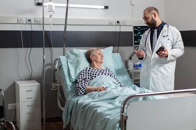 Chora Starsza Kobieta Leżąca W Szpitalnym łóżku