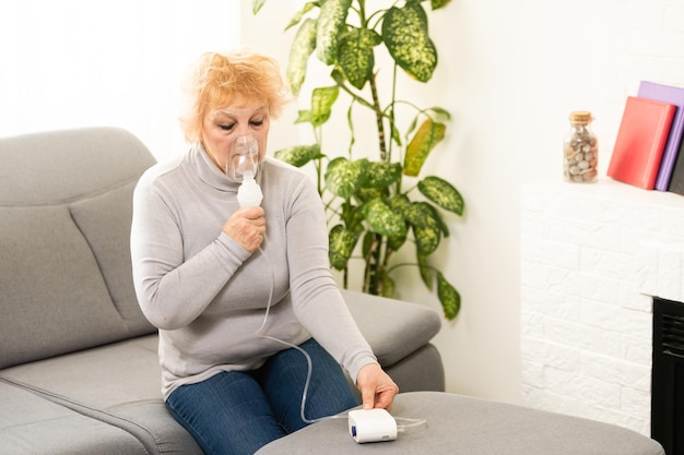 Chora starsza kobieta robiąca inhalację, starsza kobieta i nebulizator