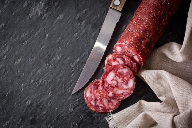 Chorizo na zimno mięso na czarno-łupkowej kopii przestrzeni