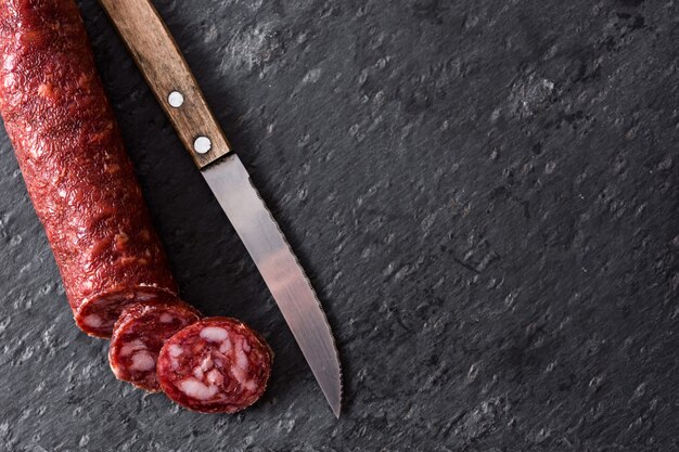 Chorizo na zimno mięso na czarno-łupkowej kopii przestrzeni